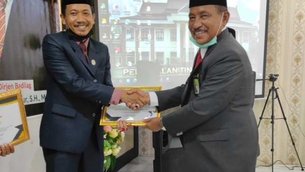 Ketua PA Sungai Penuh Terima Penghargaan Tokoh Kreator Perubahan